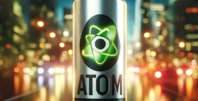 una lata de bebida energetica de la marca atom